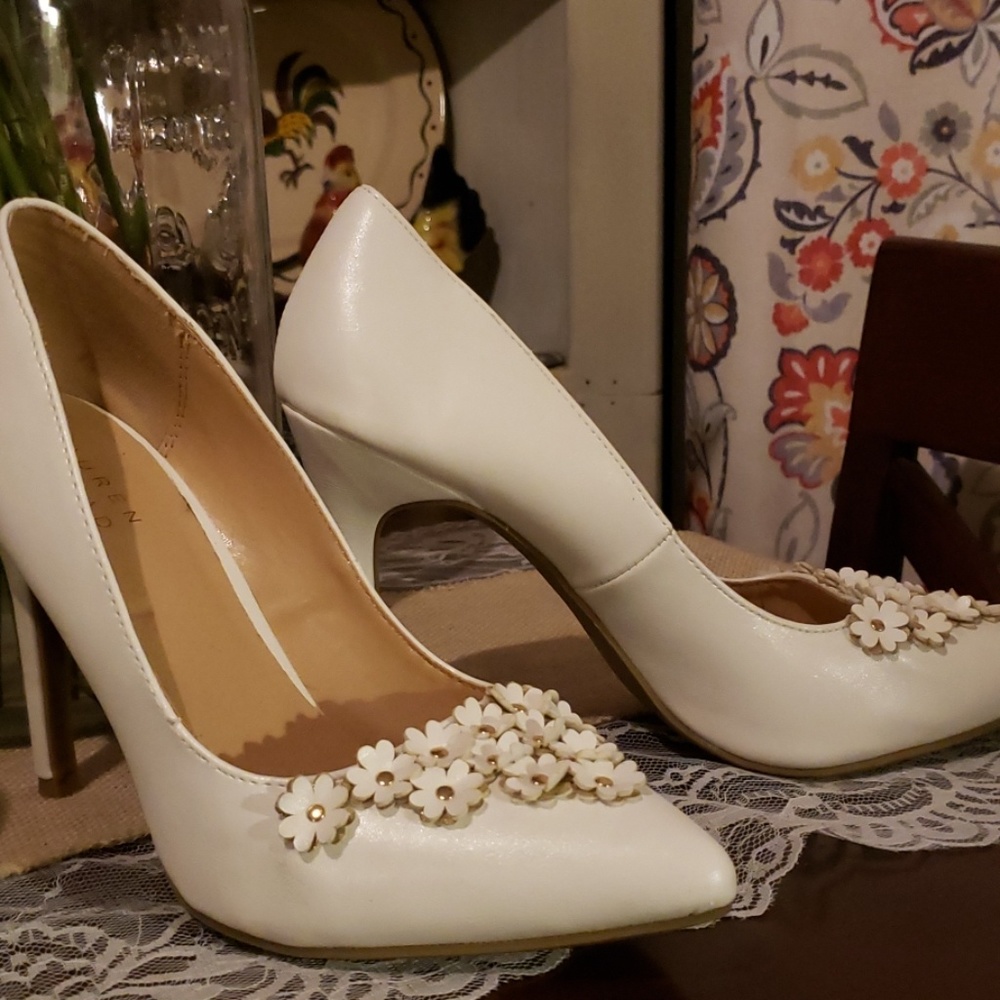 Adorable White pumps